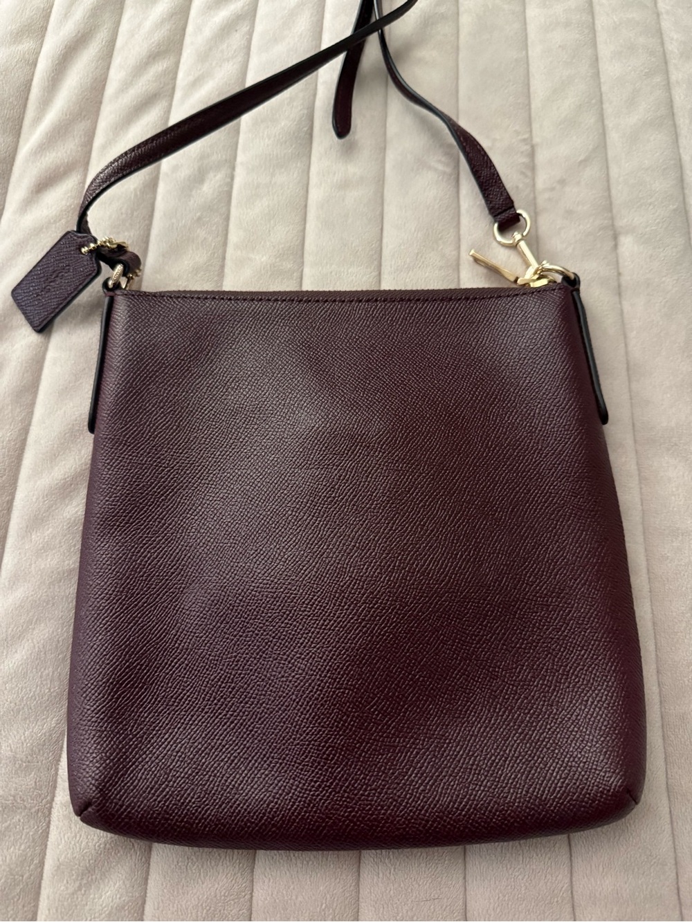 COACH - Kitt Messenger, Pebbled Leather Crossbody Bag in Burgundy - Picture 2 of 2